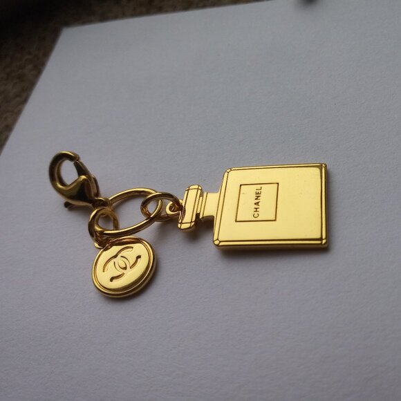 CHANEL Authentic 2023 NOVELTY HOLIDAY No*5 PERFUME BOTTLE & CHANEL CHARM - Picture 5 of 6